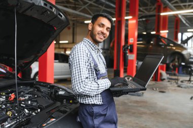 servis, onarım ve meslek konsepti - araba servisinde Hintli tamirci.