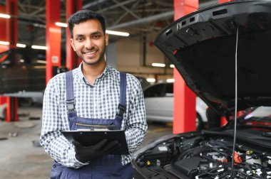 servis, onarım ve meslek konsepti - araba servisinde Hintli tamirci.