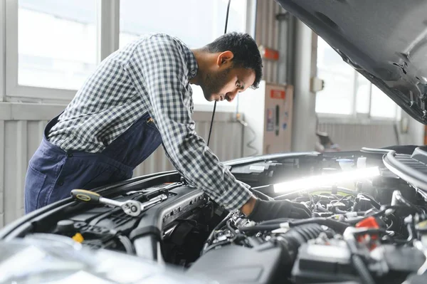 Latino Hispânico Auto Mecânico Uniforme Está Examinando Carro Enquanto Trabalhava — Fotografia de Stock