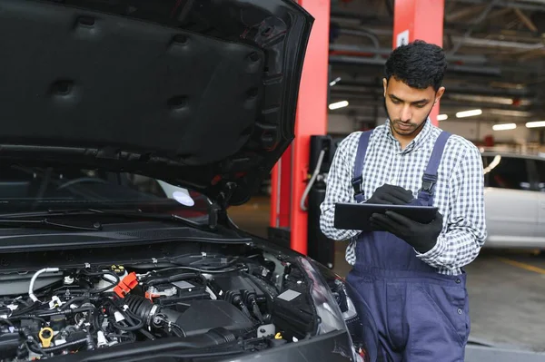 Man Bil Tekniker Mekaniker Reparera Bil Problem Med Motorn Systemkontroll — Stockfoto