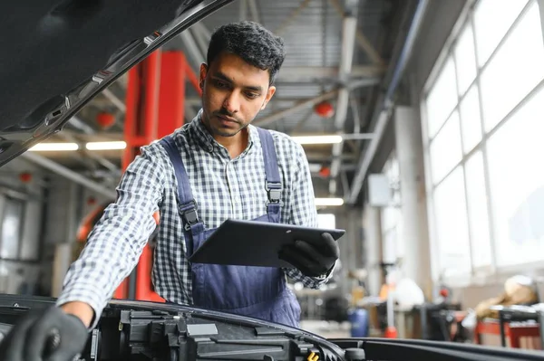Mechanische Man Monteur Manager Werknemer Met Behulp Van Een Laptop — Stockfoto