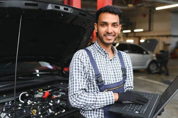 Handsome Indian Auto Mechanic Car Servise — Stock Photo, Image