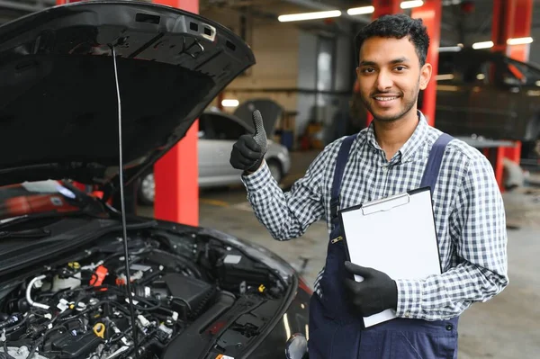 Indyjski Mechanik Samochodowy Stojący Pracujący Stacji Paliw Specjaliści Samochodów Badający — Zdjęcie stockowe