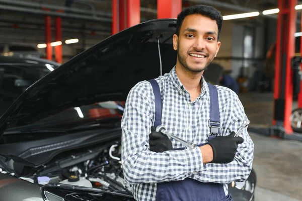 英俊潇洒的印度汽车机械师 — 图库照片