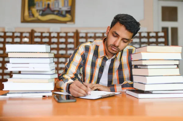 Sırt Çantalı Neşeli Hintli Erkek Öğrenci Portresi Ders Aralarında Üniversite — Stok fotoğraf