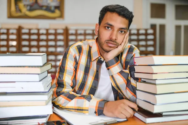図書室の男性インド人学生 — ストック写真