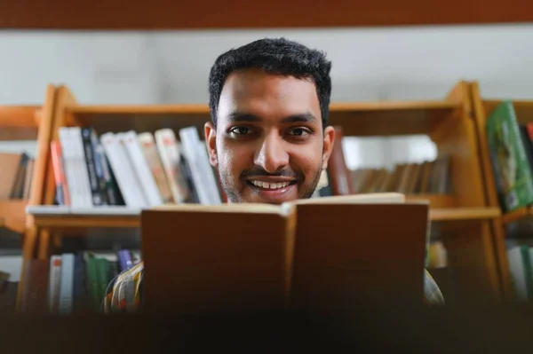 Щасливий Розумний Індійський Або Арабський Хлопець Чоловік Змішаної Раси Студент — стокове фото