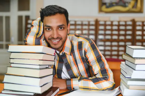 Portret Van Vrolijke Mannelijke Internationale Indiase Student Met Rugzak Leeraccessoires — Stockfoto