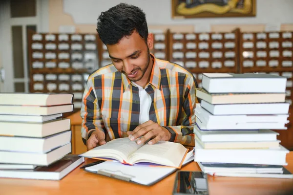 Έξυπνος Αραμπιανός Ινδός Φοιτητής Ελεύθερος Επαγγελματίας Κομψά Casual Ρούχα Στη — Φωτογραφία Αρχείου
