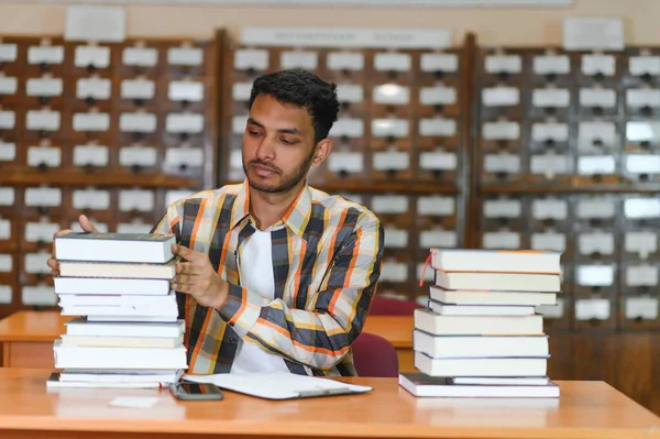 Feliz Inteligente Indiana Árabe Cara Mestiço Masculino Estudante Universitário Biblioteca — Fotografia de Stock