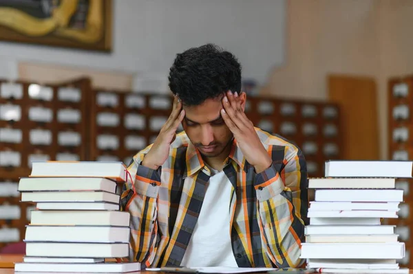 Mannelijke Indiaanse Student Bibliotheek Met Boek — Stockfoto