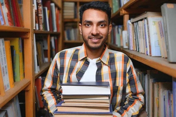 Glad Smart Indian Eller Arabier Kille Blandras Hane Universitetsstudent Biblioteket — Stockfoto