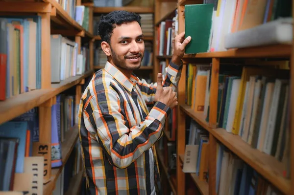 Boldog Okos Indiai Vagy Arab Srác Vegyes Fajú Férfi Egyetemi — Stock Fotó