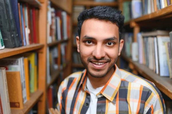 Portret Van Vrolijke Mannelijke Internationale Indiase Student Met Rugzak Leeraccessoires — Stockfoto