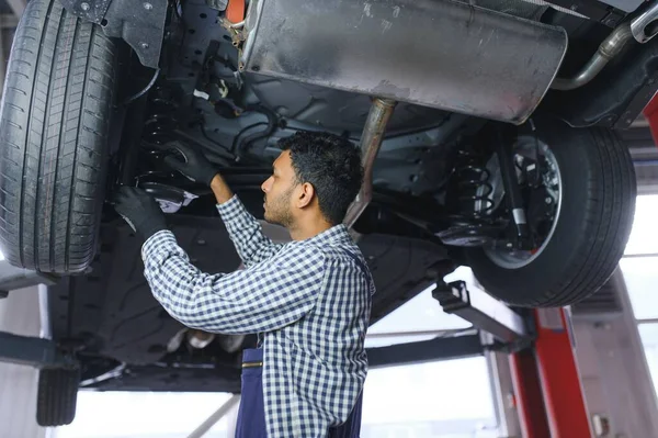 Latin Hispanic Auto Mechanic Uniform Examining Car While Working Auto — Stock Photo, Image