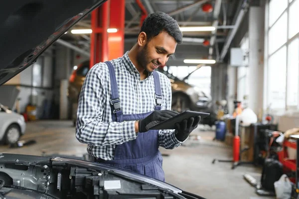 Mecánico Hombre Mecánico Gerente Trabajador Utilizando Ordenador Portátil Verificación Coches —  Fotos de Stock