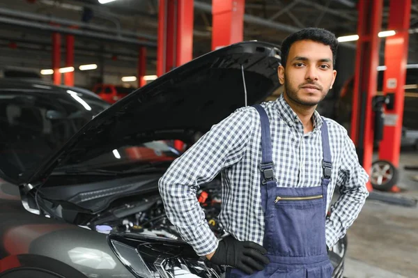 英俊潇洒的印度汽车机械师 — 图库照片