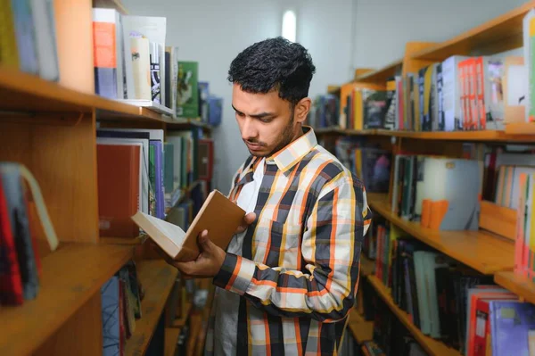Ευτυχισμένος Έξυπνος Ινδός Αράβιος Άντρας Μικτής Φυλής Φοιτητής Πανεπιστημίου Στη — Φωτογραφία Αρχείου