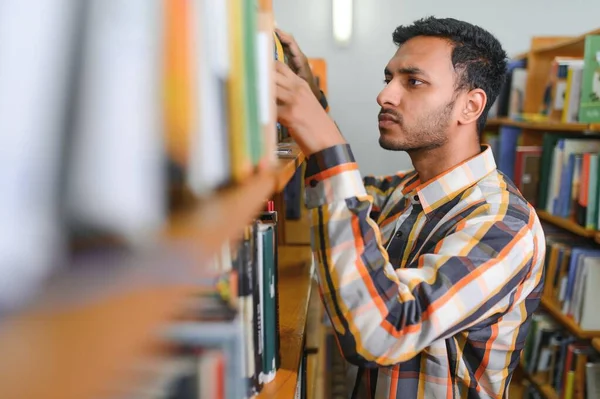 Porträtt Glad Manlig Internationell Indisk Student Med Ryggsäck Lärande Tillbehör — Stockfoto