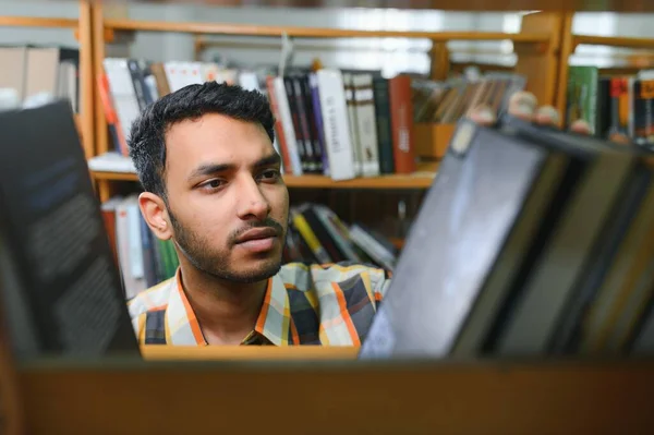 Manlig Indian Student Biblioteket Med Bok — Stockfoto