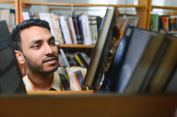 Zeki Arap Hintli Erkek Öğrenci Serbest Çalışan Kütüphanede Şık Günlük — Stok fotoğraf