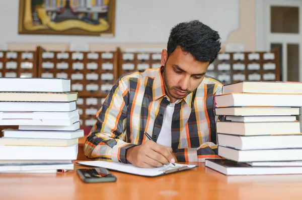 Muž Indický Student Knihovně Knihou — Stock fotografie