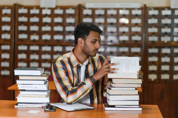 Розумний Арабський Або Індійський Студентка Чоловічої Статі Або Фрілансер Стильному — стокове фото