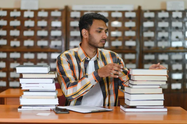 Estudiante Indio Masculino Biblioteca Con Libro —  Fotos de Stock