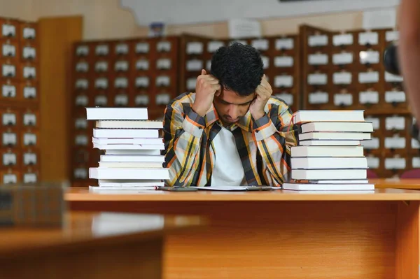 Intelligente Studente Freelance Maschio Arabo Indiano Eleganti Abiti Casual Biblioteca — Foto Stock