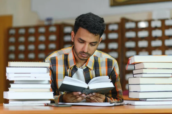 Estudante Indiano Biblioteca Com Livro — Fotografia de Stock