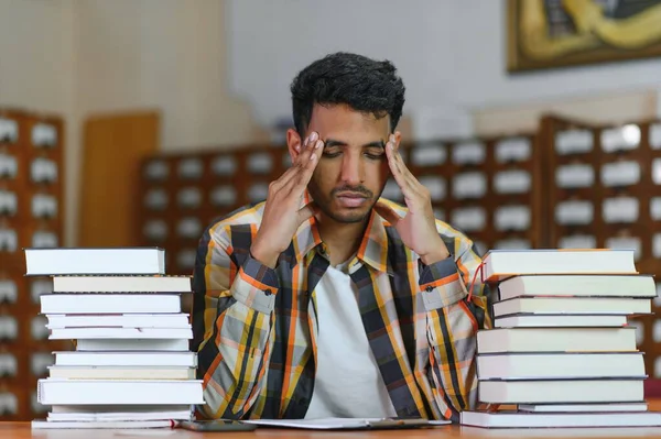図書館のスタイリッシュなカジュアルな服で 賢いアラビア語またはインドの男性学生やフリーランス — ストック写真