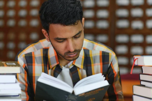 図書館のスタイリッシュなカジュアルな服で 賢いアラビア語またはインドの男性学生やフリーランス — ストック写真