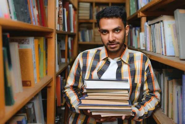 Étudiant Indien Masculin Bibliothèque Avec Livre — Photo