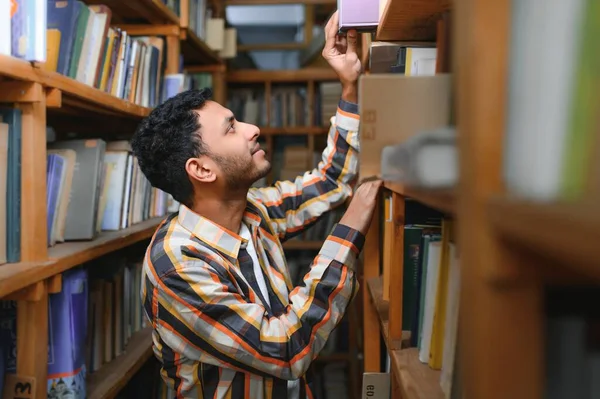 Estudante Indiano Biblioteca Com Livro — Fotografia de Stock
