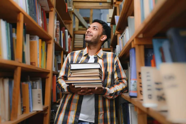 図書館では 幸せなスマートインド人やアラビア人の男 混合人種の男性 大学生 — ストック写真