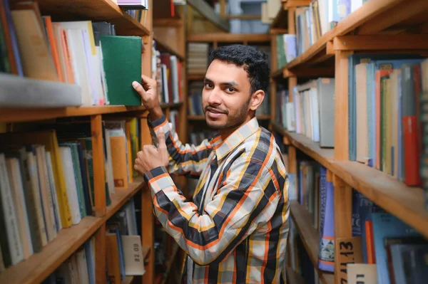Inteligente Árabe Indio Estudiante Masculino Freelancer Ropa Casual Con Estilo —  Fotos de Stock