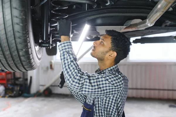 Latinamerikansk Latinamerikansk Bilmekaniker Uniform Undersöker Bil Medan Arbetar Bilservice — Stockfoto