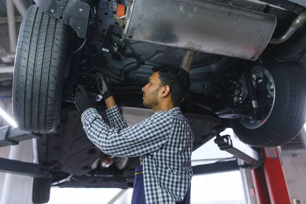 Service Reparation Och Yrke Koncept Indian Mekaniker Bilservice — Stockfoto