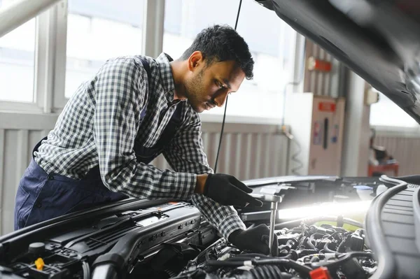 Indický Šťastný Auto Mechanik Modrém Obleku — Stock fotografie