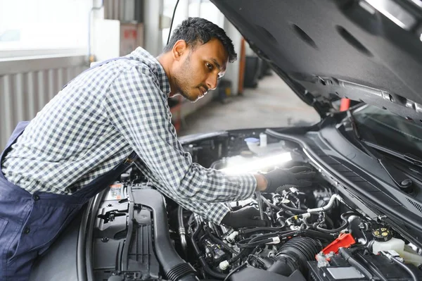 修理和专业概念 汽车服务的印度技师 — 图库照片