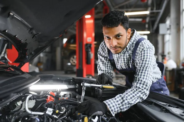 Latino Latino Automonteur Uniform Onderzoekt Een Auto Tijdens Het Werken — Stockfoto