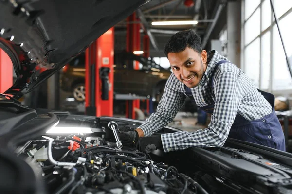Hispano Latino Mecánico Automóviles Uniforme Está Examinando Coche Mientras Trabaja — Foto de Stock