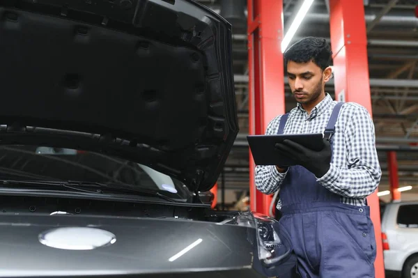 修理和专业概念 汽车服务的印度技师 — 图库照片