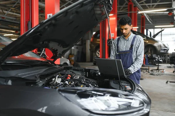 Latin Hispanic Auto Mechanic Uniform Examining Car While Working Auto — Stock Photo, Image