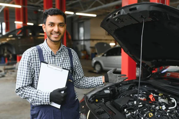 Schöner Indischer Automechaniker Beim Autoservice — Stockfoto