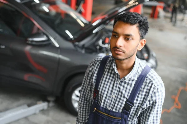 Індійський Автомеханік Стоїть Працює Обслуговуючій Станції Автомобілети Оглядають Підняту Машину — стокове фото