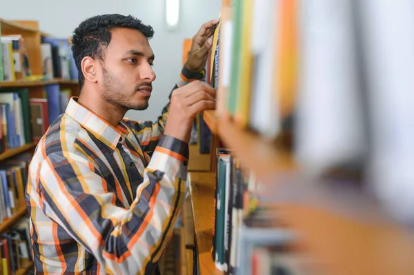 図書館では 幸せなスマートインド人やアラビア人の男 混合人種の男性 大学生 — ストック写真