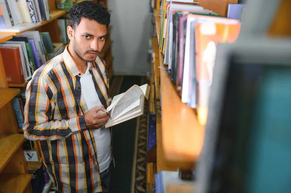 Inteligente Árabe Indiano Estudante Masculino Freelancer Roupas Casuais Elegantes Biblioteca — Fotografia de Stock