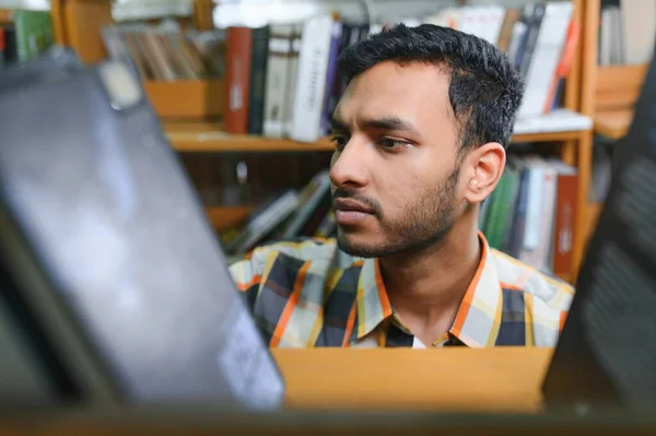 Mutlu Akıllı Hintli Arap Melez Erkek Üniversite Öğrencisi Kütüphanede — Stok fotoğraf