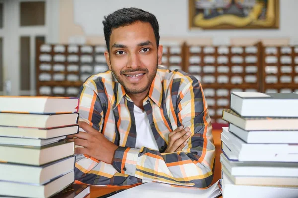 Feliz Indio Inteligente Árabe Hombre Raza Mixta Estudiante Universitario Biblioteca —  Fotos de Stock